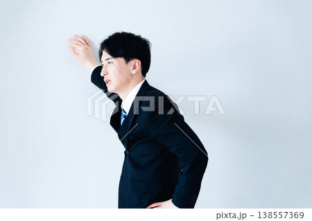 落ち込む若いビジネスマン 落ち込む若いビジネスマン 138557369
