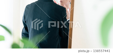 出勤準備をするビジネスマン 138557441