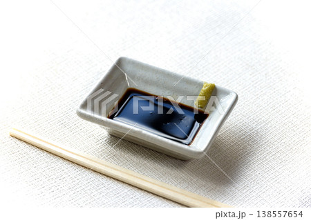 白い小皿に注がれた醤油と縁に添えられたわさび 138557654