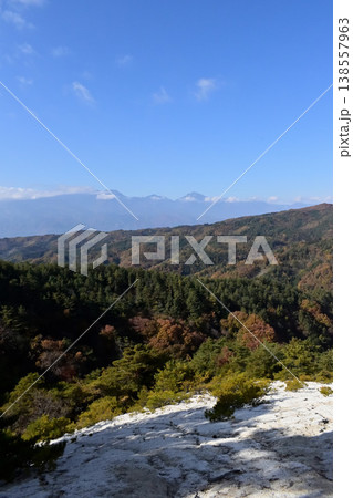 山梨県甲府市 羅漢寺山（弥三郎岳）白山展望台から鳳凰三山の眺め 138557963