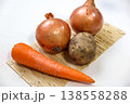 巻き簾の上に置かれた、カレー用の玉ねぎ・人参・じゃがいも 138558288