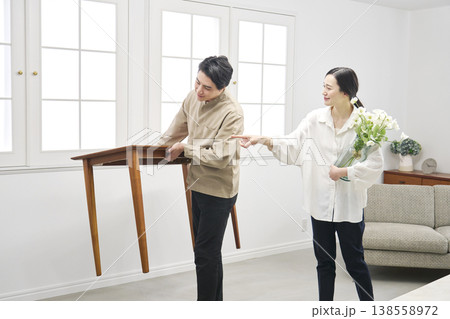 テーブルを運ぶ夫婦　模様替え 138558972