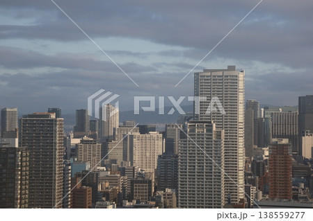雲と青空と山と高層ビルのビル群のある大阪の街並みの風景 雲と青空と山と高層ビルのビル群のある大阪の街並みの風景 138559277