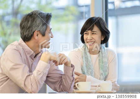 カフェでくつろぐ60代の夫婦 イメージ カフェでくつろぐ60代の夫婦 イメージ 138559908