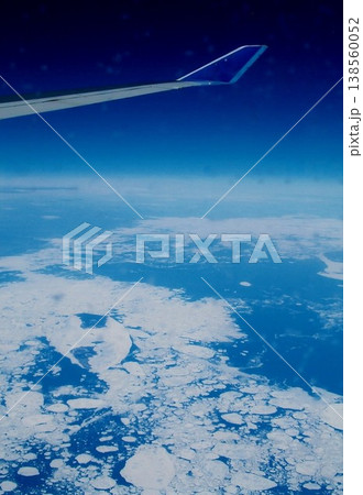 フランクフルト行き航空機　バルト海上空 138560052
