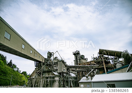 巨大な老朽プラントと空 産業インフラの維持管理や製造ラインの解説に使える工場風景 138560265