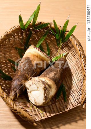 ざるに盛った泥付きの筍 ざるに盛った泥付きの筍 138560474