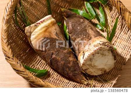 ざるに盛った泥付きの筍 138560478