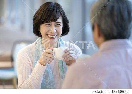 カフェでくつろぐ60代の夫婦 イメージ カフェでくつろぐ60代の夫婦 イメージ 138560682