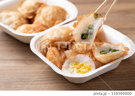 Thai coconut pancakes (Kanom Krok) with corn and spring onion toppings 138560800