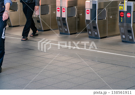 電車の駅の自動改札 電車の駅の自動改札 138561911