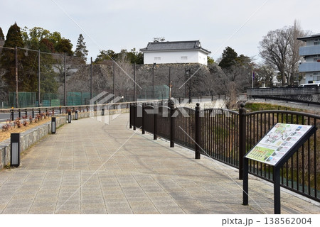 三重県　亀山城跡の池の側（外堀）沿い遊歩道と旧亀山城多聞櫓と観光案内板 138562004