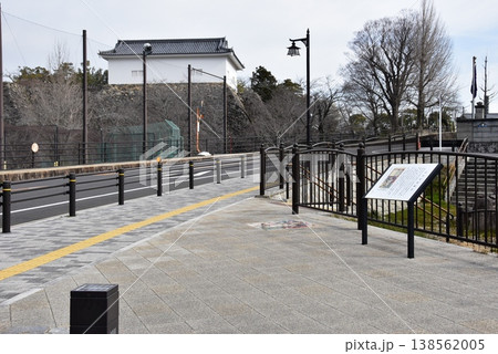 三重県　亀山城跡の池の側（外堀）沿い遊歩道と旧亀山城多聞櫓と観光案内板 138562005