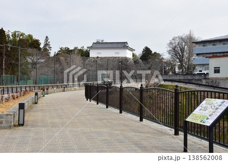 三重県　亀山城跡の池の側（外堀）沿い遊歩道と旧亀山城多聞櫓と観光案内板 138562008