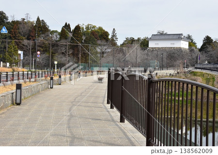 三重県　亀山城跡の池の側（外堀）沿い遊歩道と旧亀山城多聞櫓 138562009