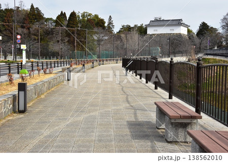 三重県　亀山城跡の池の側（外堀）沿い遊歩道と旧亀山城多聞櫓 138562010