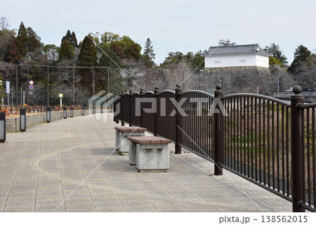 三重県 亀山城跡の池の側(外堀)沿い遊歩道と旧亀山城多聞櫓 三重県 亀山城跡の池の側(外堀)沿い遊歩道と旧亀山城多聞櫓 138562015