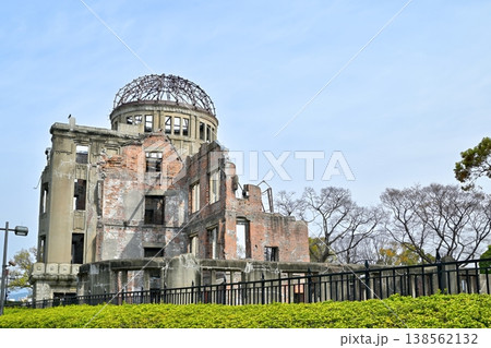 広島平和記念公園の原爆ドーム 138562132