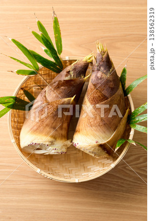 ざるに盛った新鮮な筍 138562319