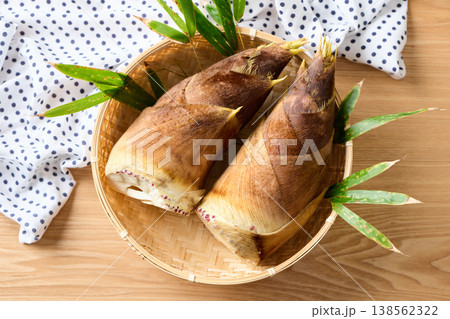 ざるに盛った新鮮な筍 138562322