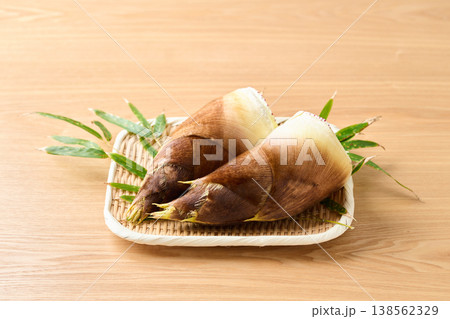 ざるに盛った新鮮な筍 138562329
