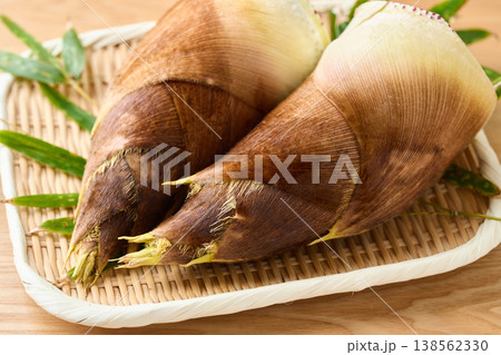 ざるに盛った新鮮な筍 138562330