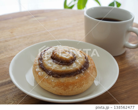 白い皿の上のシナモンロール 138562477