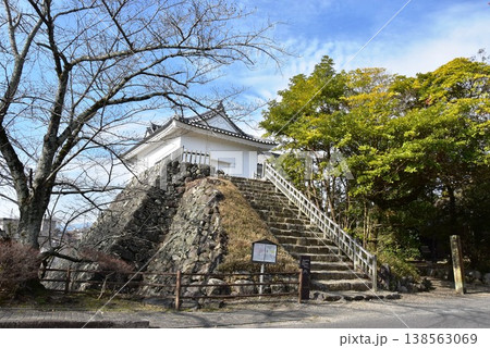 三重県　亀山城跡の多聞櫓と石垣 138563069