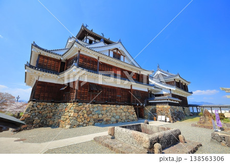 【京都府】快晴の福知山城と豊磐の井 【京都府】快晴の福知山城と豊磐の井 138563306