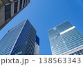 澄み渡る青空のもと、まっすぐに伸びる現代的な高層オフィスビル群 138563343