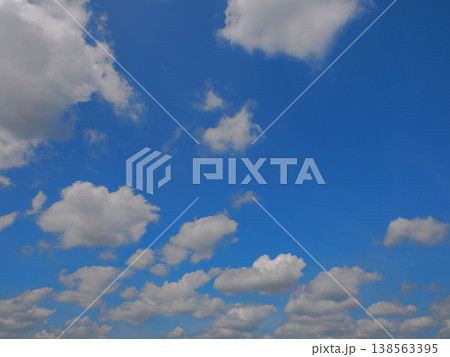 青空に浮かぶ雲 138563395