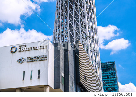 日本の東京都市景観航空機上空通過…インバウンド続く…東京スカイツリーやすみだ水族館などを望む＝6日 138563501