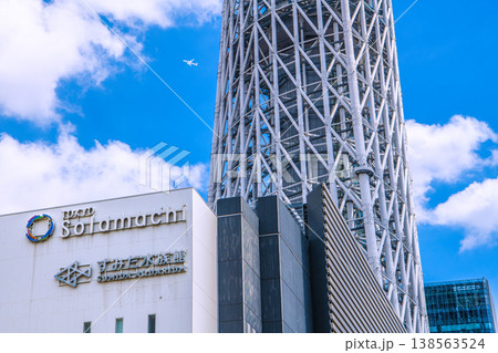 日本の東京都市景観航空機上空通過…インバウンド続く…東京スカイツリーやすみだ水族館などを望む＝6日 138563524