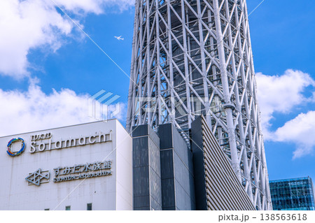 日本の東京都市景観航空機上空通過…インバウンド続く…東京スカイツリーやすみだ水族館などを望む=6日 日本の東京都市景観航空機上空通過…インバウンド続く…東京スカイツリーやすみだ水族館などを望む=6日 138563618