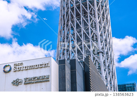 日本の東京都市景観航空機上空通過…インバウンド続く…東京スカイツリーやすみだ水族館などを望む＝6日 138563623
