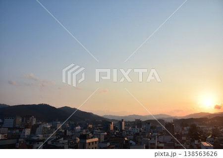 日本の岐阜県の高山市 市街地中心部の町並みと美しい夕日 高層ビルからの俯瞰写真 日本の岐阜県の高山市 市街地中心部の町並みと美しい夕日 高層ビルからの俯瞰写真 138563626