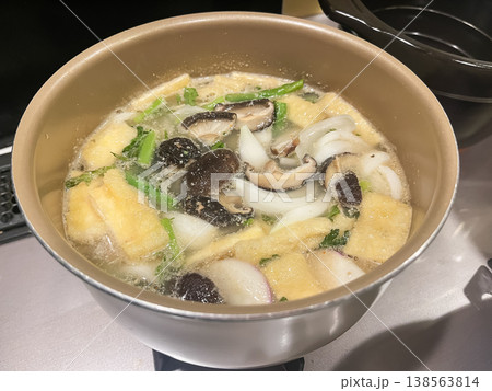 鍋に入った、椎茸と油揚げと玉ねぎなどのみそ汁。 鍋に入った、椎茸と油揚げと玉ねぎなどのみそ汁。 138563814