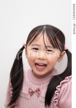 4歳女の子の上半身 (白バック 無背景) 4歳女の子の上半身 (白バック 無背景) 138564008