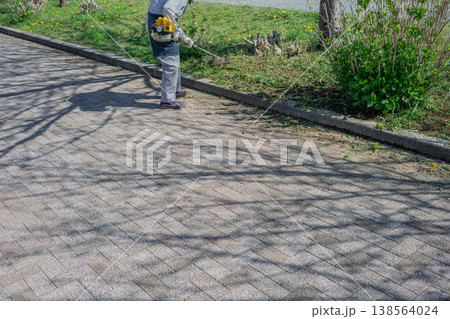 緑地管理　草刈機による除草作業 138564024