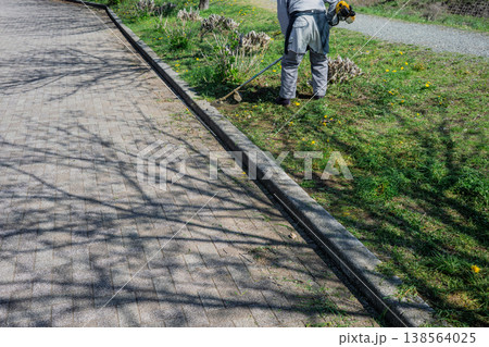 緑地管理　草刈機による除草作業 138564025