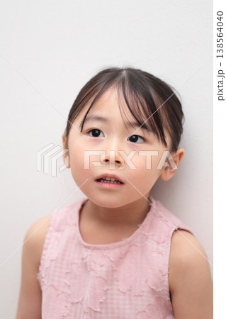 4歳女の子の上半身 (白バック 無背景) 138564040