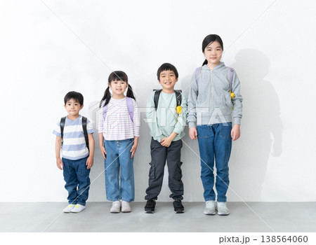 ランドセルを背負う小学生複数人 ランドセルを背負う小学生複数人 138564060