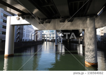 鎧橋（東京都中央区）から見る首都高速6号向島線 138564082