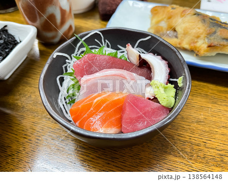 和食の刺身盛り。マグロとサーモンと真鯛の刺身。 和食の刺身盛り。マグロとサーモンと真鯛の刺身。 138564148