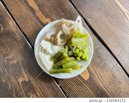 日本の伝統的な糠漬け。レンコン、インゲン豆、スナップエンドウ、長芋の漬物。 138564152