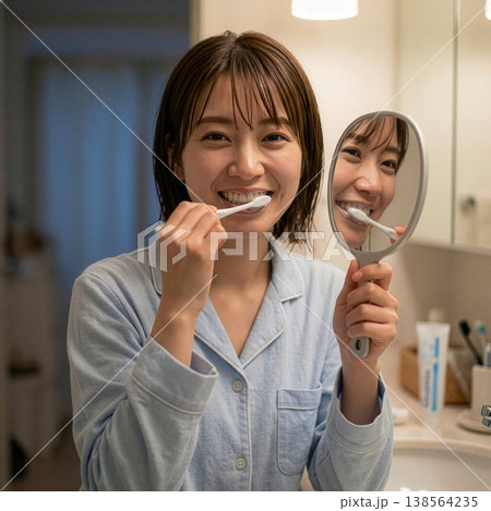 寝る前に歯磨きをする若い女性 138564235