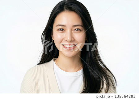 ヘアスタイル　白背景でナチュラルストレートヘアの若い日本人女性 正面ポートレート 138564293