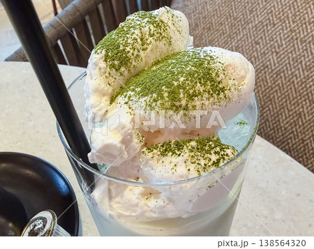 抹茶ラテの上のホイップクリームと抹茶パウダー。 138564320