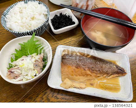 サバの味噌煮や鯵のなめろうなどの和食。 138564321