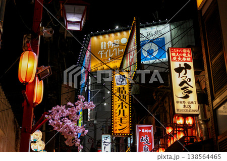 巨大な看板と桜が彩る、新宿・思い出横丁の柳通り（東京） 138564465